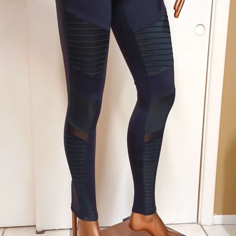 alo Yoga Moto Style Leggings - Picture 4 of 5